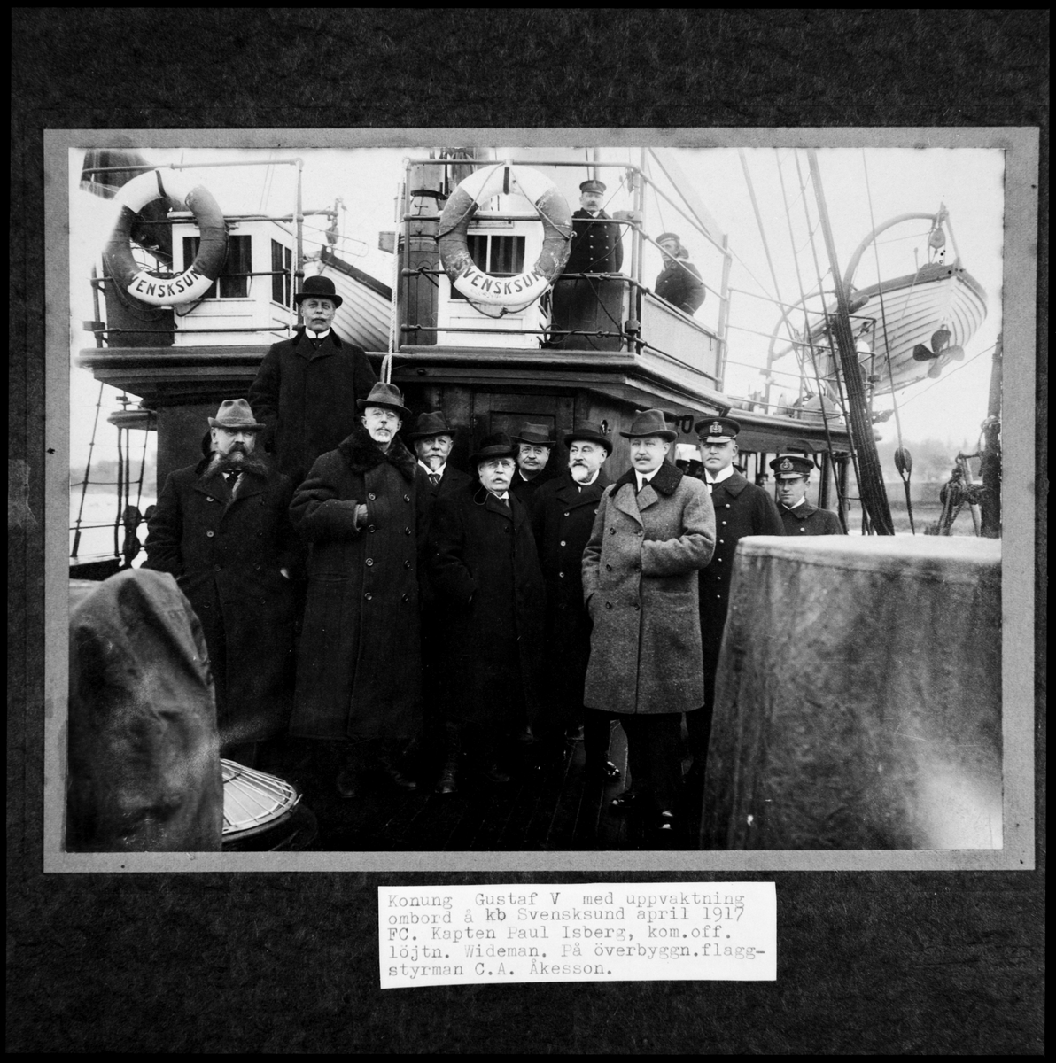 Bilden visar konung Gustav V med uppvaktning ombord på kanonbåten Svensksund april 1917. FC Kapten Paul Isberg, kom.off löjtnant Wideman och på överbyggnaden flaggstyrman C.A. Åkesson.