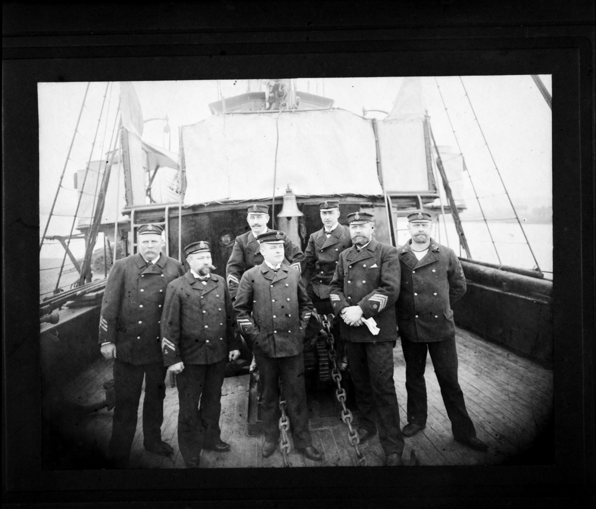 Bilden visar underbefäl på kanonbåten Svensksund som har tagit uppställning för gruppfotografering på däck.