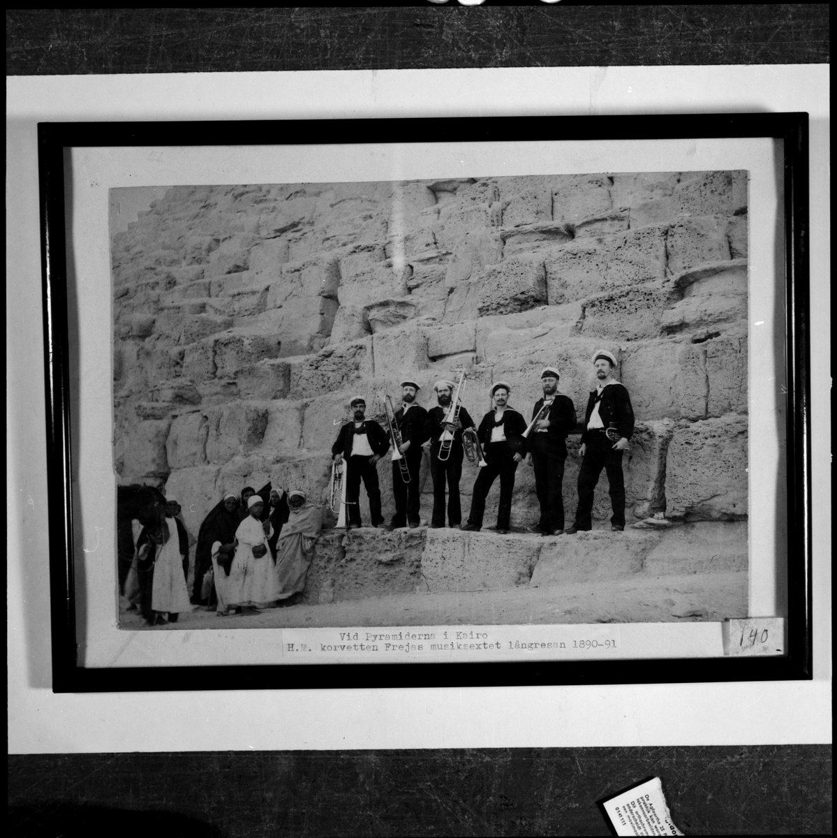 Bilden föreställer korvetten FREJAS musiksextett vid pyramiderna i Kairo under långresan 1889-90.
