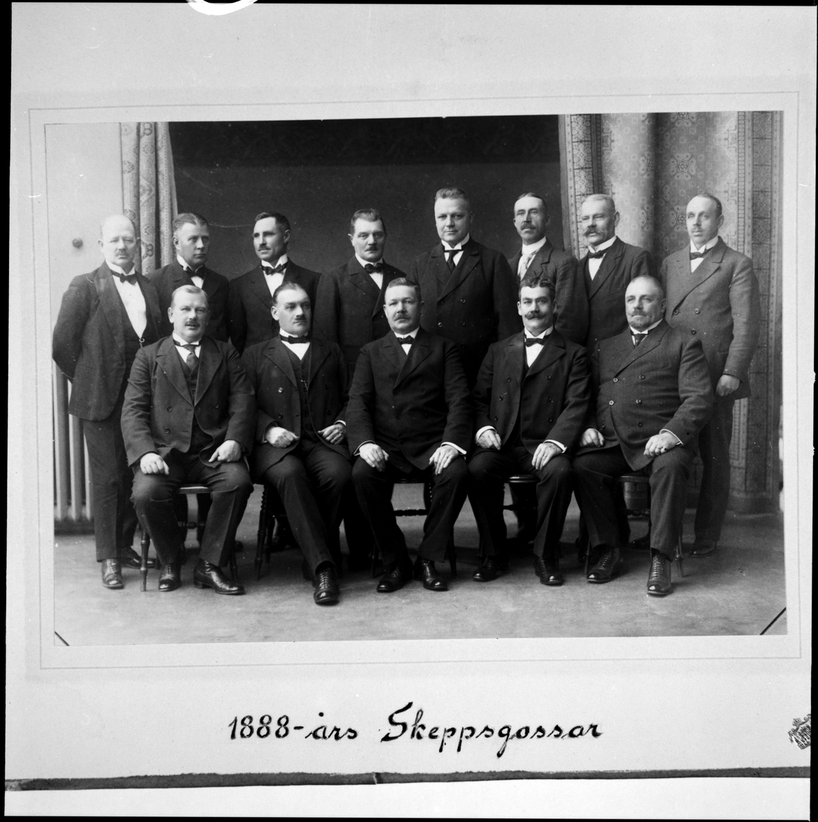 Denna gruppfoto visar 1888-års antagna skeppsgossar samlat för 35-årsdagen för antagning till skeppsgossar