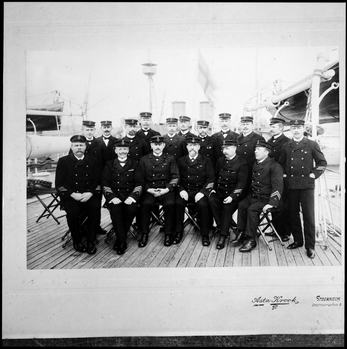 Bilden visar underofficerare ombord på ett av pansarkeppen omkring 1910.