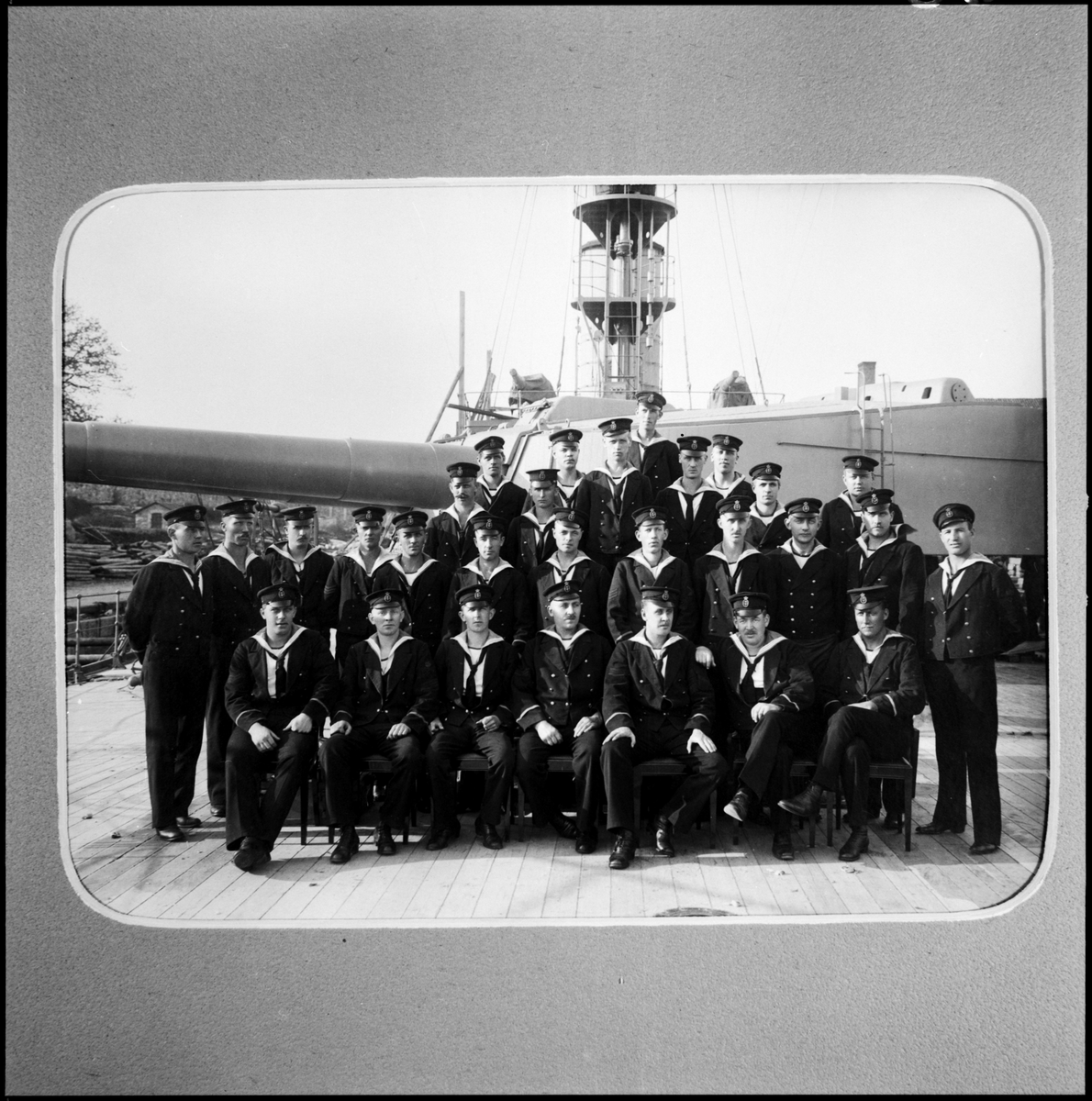 Denna gruppfoto visar underofficerare ombord på ett pansarskepp omkring 1920.