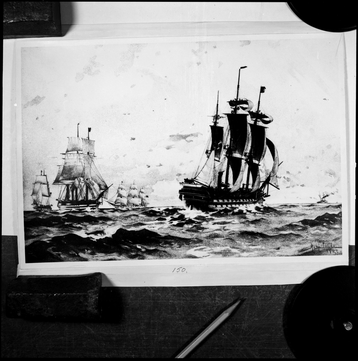 Fotografisk reproduktion av en etsning efter en oljemålnng som visar fyra segelfartyg som segla i full fart åt olika håll på öppet hav. Åt höger på horisonten syns ett ångfartyg. Huvudmotiv är ånglinjeskepp Stockholm.