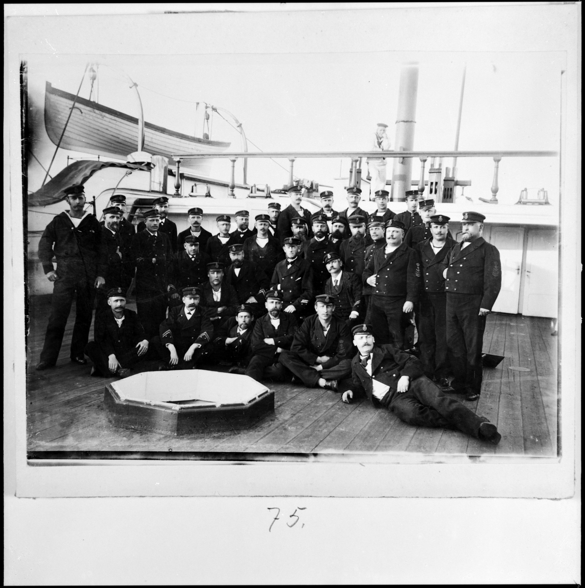 Bilden visar underofficerare och underbefäl ombord på logementsfartyget Stockholm under skjutskolan i Bollösund år 1899.