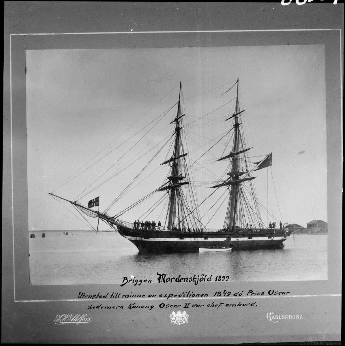 Bilden visar briggen Nordenskjöld från babordssidan till ankars i Karlskrona. Briggen är utrustad till minne av expeditionen 1849 då Prins Oscar senare Konung Oscr II var chef ombord.
