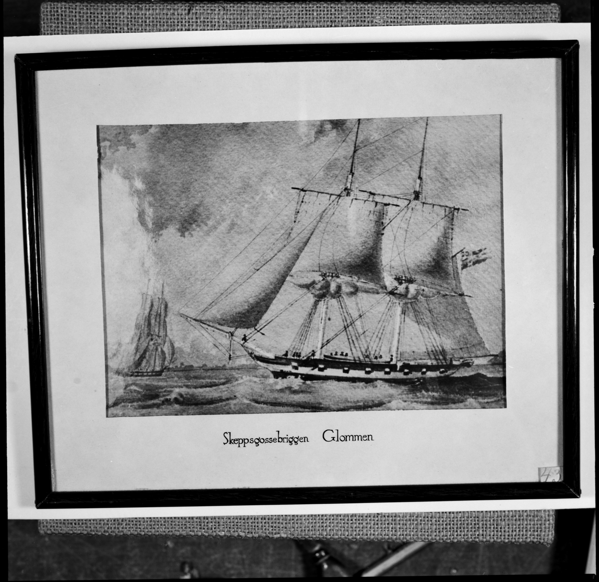 Denna reprofotografering efter en målning föreställer skeppsgossebriggen Glommen till havs.