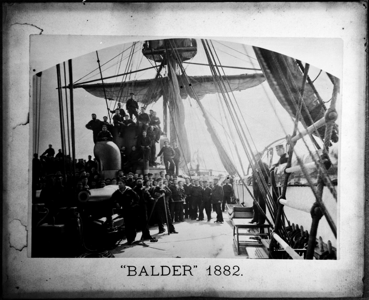 Denna grupporträtt visar besättningen ombord på korvetten Balder år 1882.