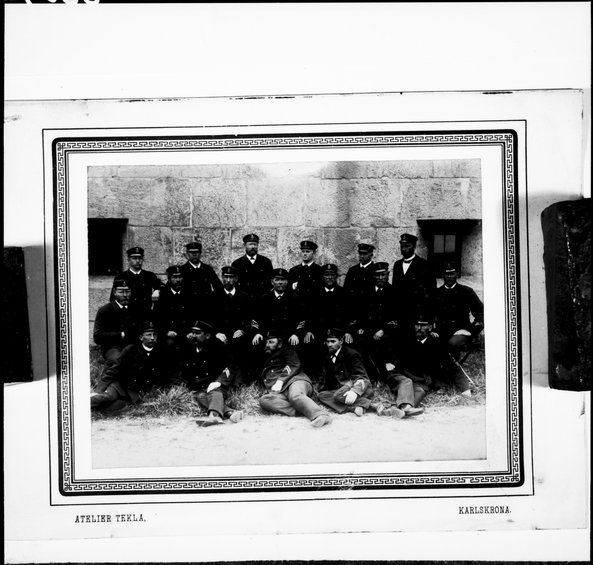 Bilden visar sjöunderofficerare på Kungsholms fort omkring 1897.