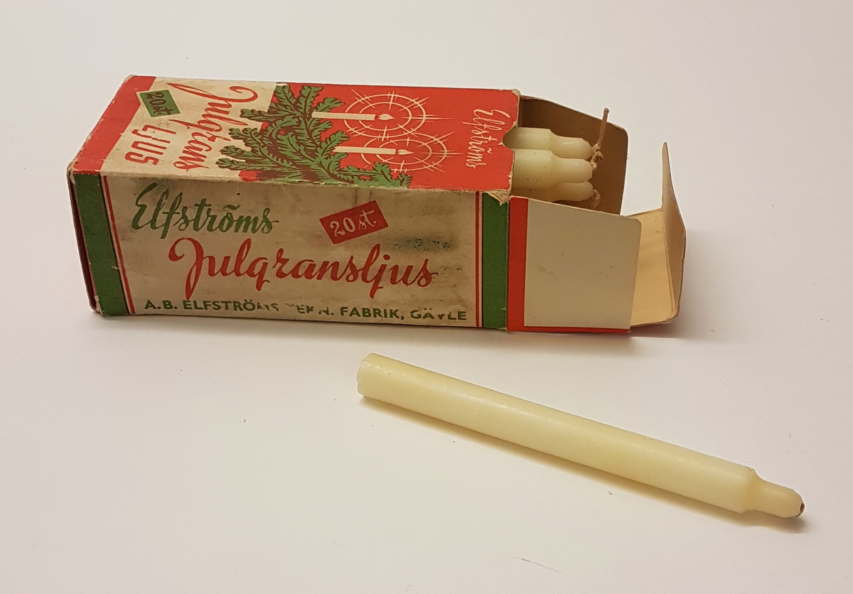 En kartong för 20 julgransljus från Elfströms tekniska fabrik i Gävle. Kartongen innehåller 15 vita ljus i stearin/paraffinblandning med flätade och impregnerade vekar.