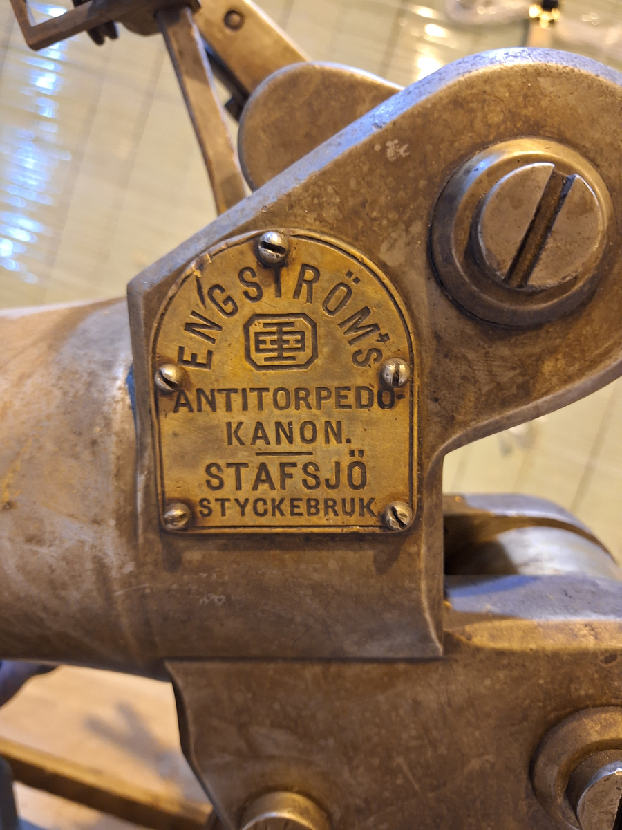 Kanon 45 mm snabbskjutande M/1883. Engströms modell.
Monterad i lavettage M/1883. Lik föregående O 08596, men är märkt  '74”. 
Låda för verktyg och reservdelar innehållande 27 delar.
Läskstång, viskare, omärkt kapell av ylle och ett kapell av segelduk märkt "Drott".
Lavettunderlag.