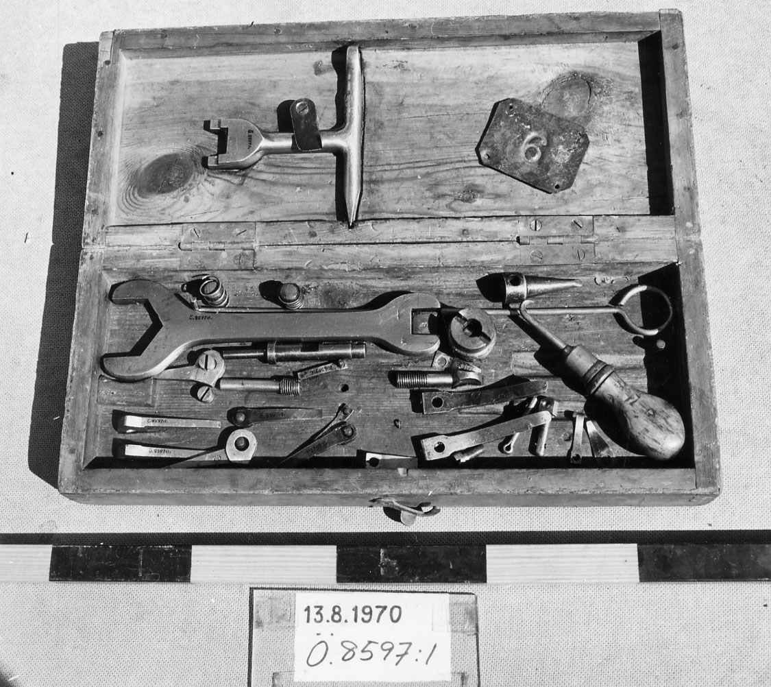 Kanon 45 mm snabbskjutande M/1883. Engströms modell.
Monterad i lavettage M/1883. Lik föregående O 08596, men är märkt  '74”. 
Låda för verktyg och reservdelar innehållande 27 delar.
Läskstång, viskare, omärkt kapell av ylle och ett kapell av segelduk märkt "Drott".
Lavettunderlag.