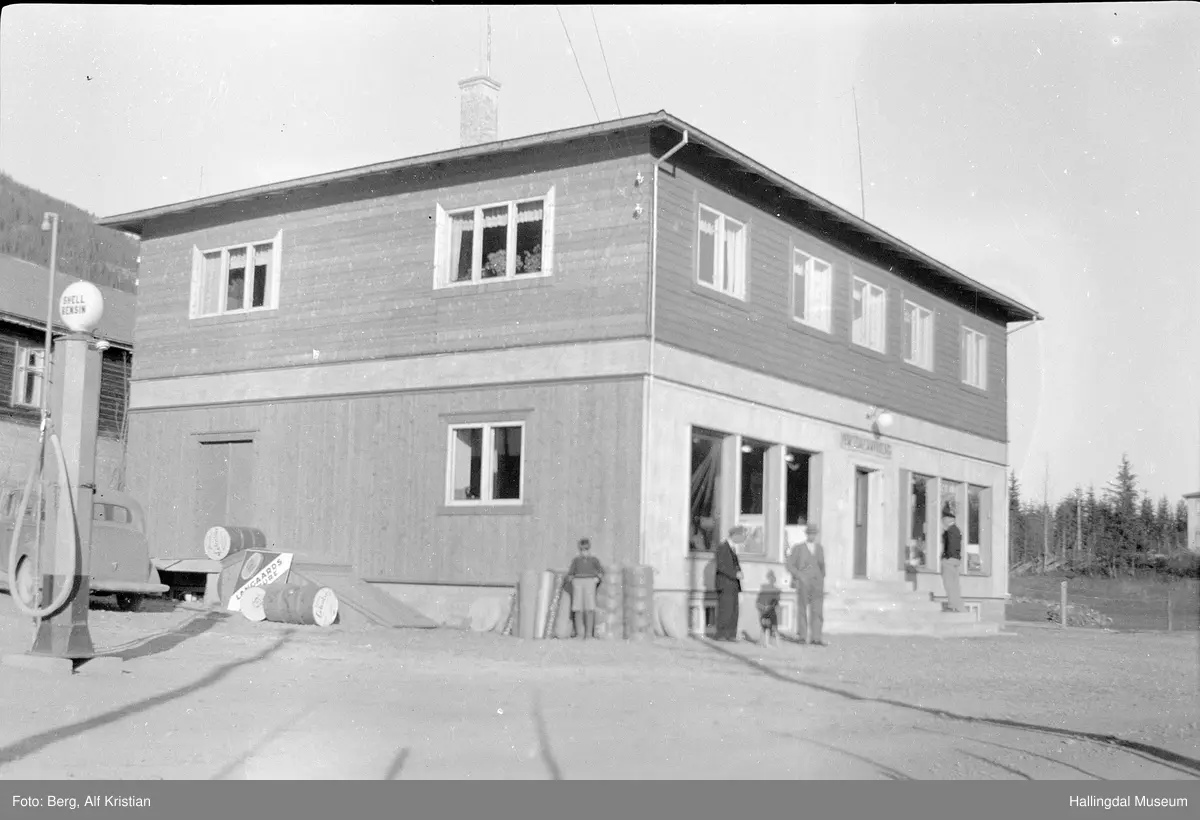 Hemsedal Samvirkelag m/bensinpumpe. Ulsåk i Hemsedal