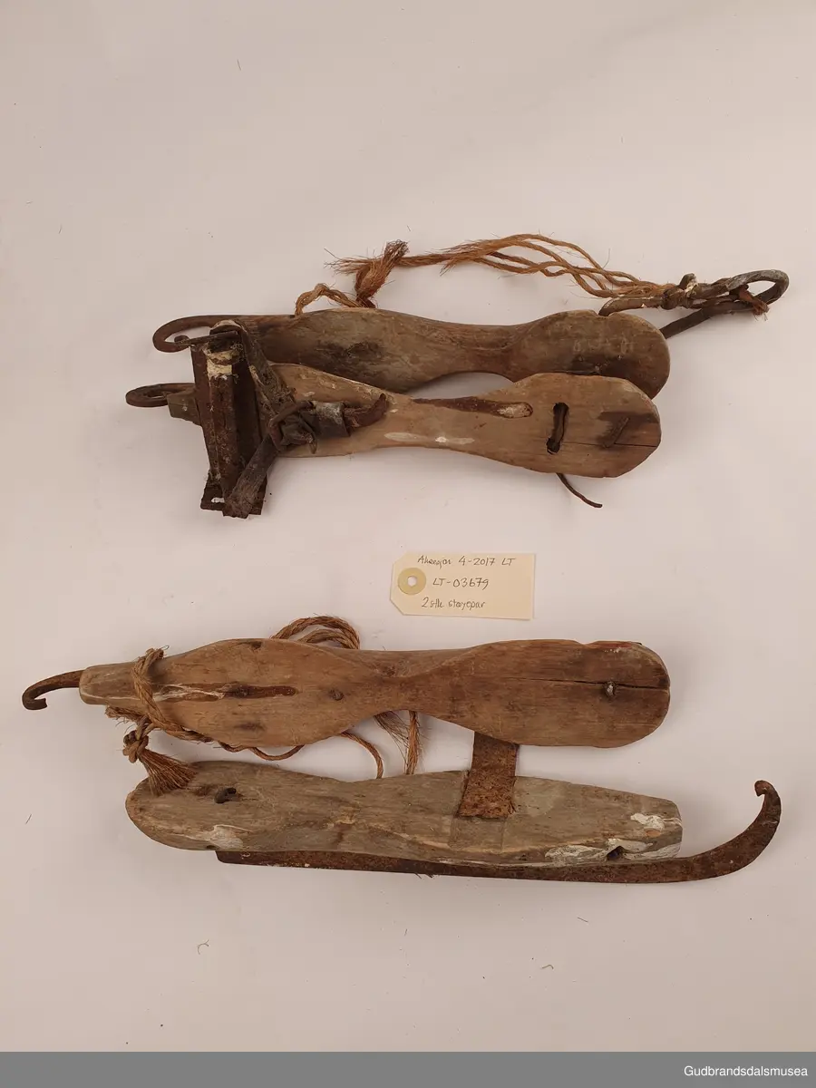 4 stk / 2 par skøyter laget av tre og jern

Nr 1. Den ene har skofeste foran, den andre mangler.
Skøytejernet er innfelt i tredelen, og har fin krull i front. Oppheng i lær.

Lengde 32 cm
Bredde 11 cm
Høyde 9 cm

Nr 2. Skøytejernet er innfelt i tredelen og festet med metall nagler.
Lett buet form i front. Sammenbuntet med hampetau

Lengde 34 cm
Bredde 6 cm
Høyde 5 cm