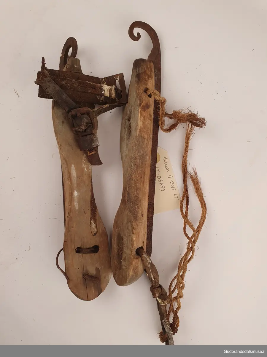 4 stk / 2 par skøyter laget av tre og jern

Nr 1. Den ene har skofeste foran, den andre mangler.
Skøytejernet er innfelt i tredelen, og har fin krull i front. Oppheng i lær.

Lengde 32 cm
Bredde 11 cm
Høyde 9 cm

Nr 2. Skøytejernet er innfelt i tredelen og festet med metall nagler.
Lett buet form i front. Sammenbuntet med hampetau

Lengde 34 cm
Bredde 6 cm
Høyde 5 cm
