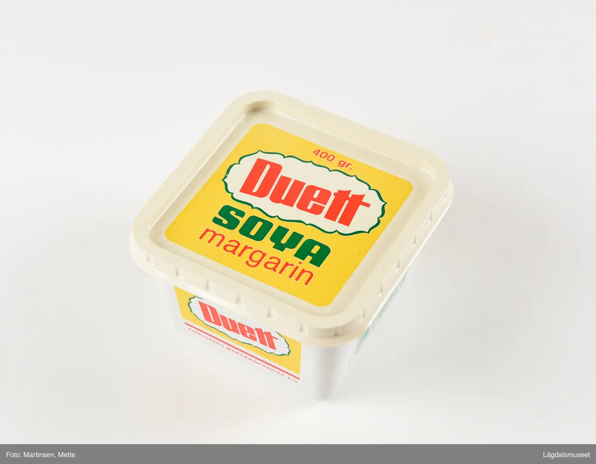 Boks og lokk i plastikk for emballasje for Duett Soya margarin fra Kongsberg Margarinfabrikk.