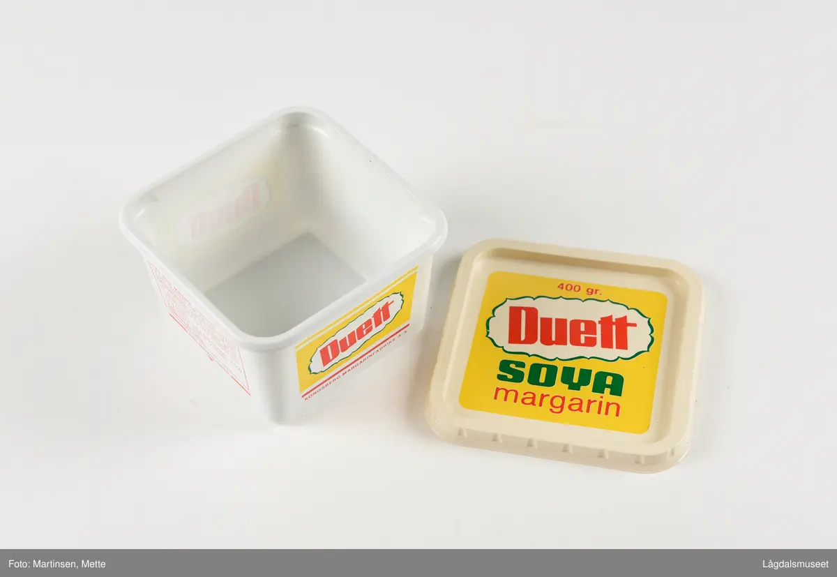 Boks og lokk i plastikk for emballasje for Duett Soya margarin fra Kongsberg Margarinfabrikk.