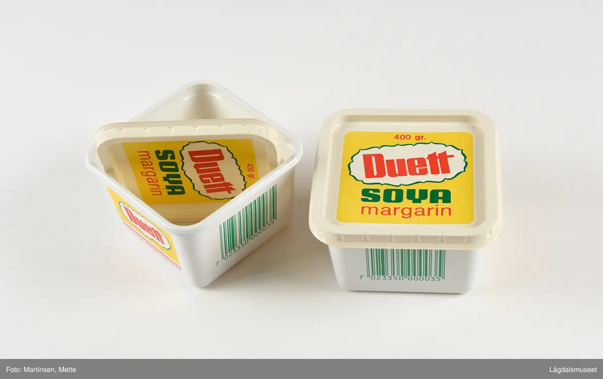 Boks og lokk i plastikk for emballasje for Duett Soya margarin fra Kongsberg Margarinfabrikk.