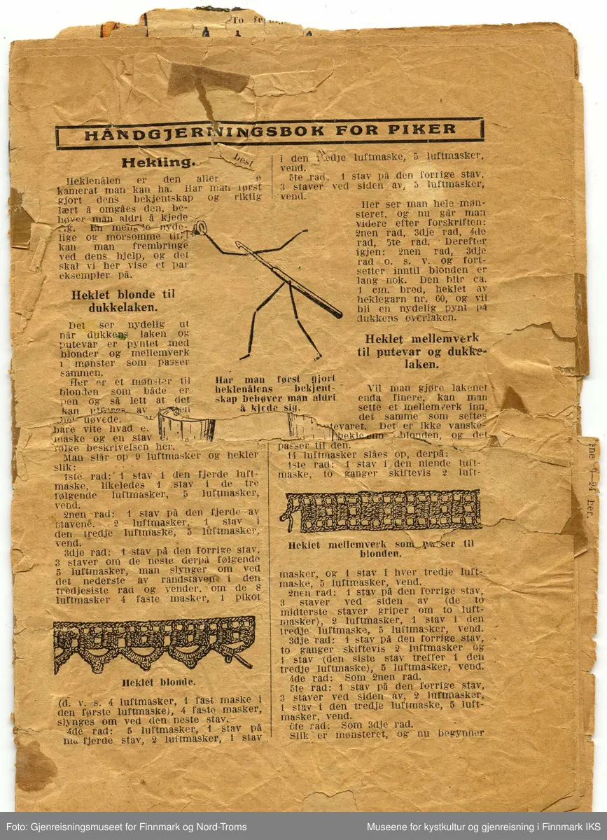 Håndarbeidsbrosjyren er utgitt av Allers og fulgte mest sannsynlig med et ukeblad. Noen sider har fargerike illustrasjoner. Brosjyren er sterk gulnet og papiret er skjørt og delvis veldig skadet. Arkene er sammenbundet med to stifter, noen ark har løsnet og er brettet eller revnet.