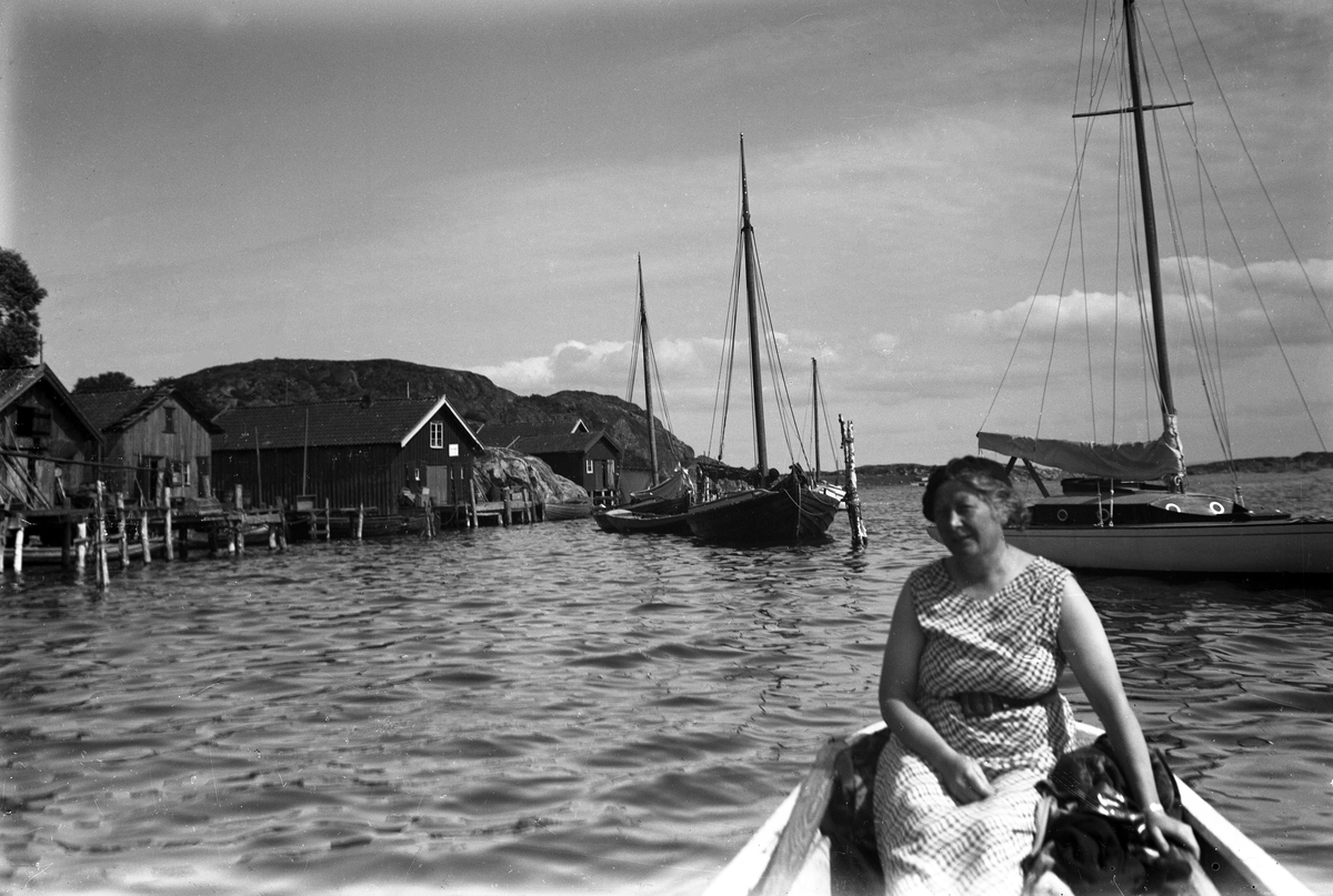 Nordkoster, utanför Johanders brygga En kvinna sitter i en båt.