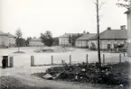 Repetitionsövningarna vid I11 i Växjö, hösten 1921.
Vy över regementet från väster. En man står på vakt vid dåv. infarten.