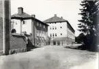 Repetitionsövningarna vid I11 i Växjö, hösten 1921.
Vakthuset med regementsvakten från sydost.