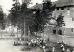 Repetitionsövningarna vid I11 i Växjö, hösten 1921.
Vapenvård i talldungen utanför en av kasernerna.