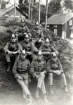 Repetitionsövningarna vid I11 i Växjö, hösten 1921.
Regementsvakten har samlats för fotografen. I bakgrunden syns några av 
de s.k. underofficersvillorna.