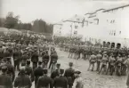 Repetitionsövningarna vid I11 i Växjö, hösten 1921.
Hela regementet är samlat på kaserngården, i väntan på översten. Mannarna är klädda i m/10 och m/95.