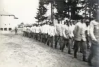 Repetitionsövningarna vid I11 i Växjö, hösten 1921.
Marsch till matsalen, iförda grötrock.