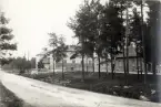 Repetitionsövningarna vid I11 i Växjö, hösten 1921.
Regementet från nordväst, nuv. Storgatan. I mitten ser man uppfarten mot kanslihuset.