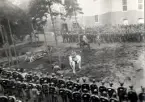 Repetitionsövningarna vid I11 i Växjö, hösten 1921.
Två plutoner uppställda på kaserngården, tillsammans med resp. officerare, varav en del till häst.