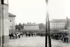 Repetitionsövningarna vid I11 i Växjö, hösten 1921.
Översten (Gustaf Ros (1868-1924)) tar emot regementet på kaserngården.