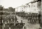 Repetitionsövningarna vid I11 i Växjö, hösten 1921.
Översten tar emot regementet på kaserngården. Mannarna är klädda i m/10 och m/95.