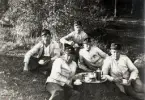 Repetitionsövningarna vid I11 i Växjö, hösten 1921.
Kaffepaus, trol. i soldathemmet Betanias trädgård.