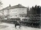 Repetitionsövningarna vid I11 i Växjö, hösten 1921.
Regementet har samling på kaserngården.
