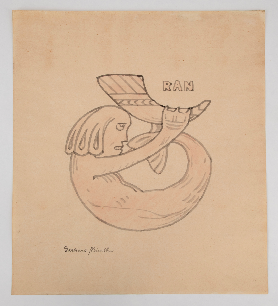 Akvarellvignett i lys rosa med gråsvarte konturer. Sirkelornament dannet av en sammenrullet fiskelignende figur med mannshode. Figuren har armene løftet over halen og hodet, og holder et drikkehorn. Over dette innskrift: RAN.