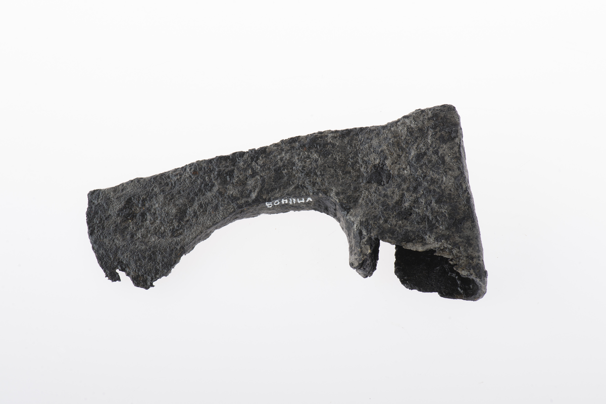 Skäggyxa. Kraftiga korrosionsskador kring skafthålet och vid eggens nederdel.