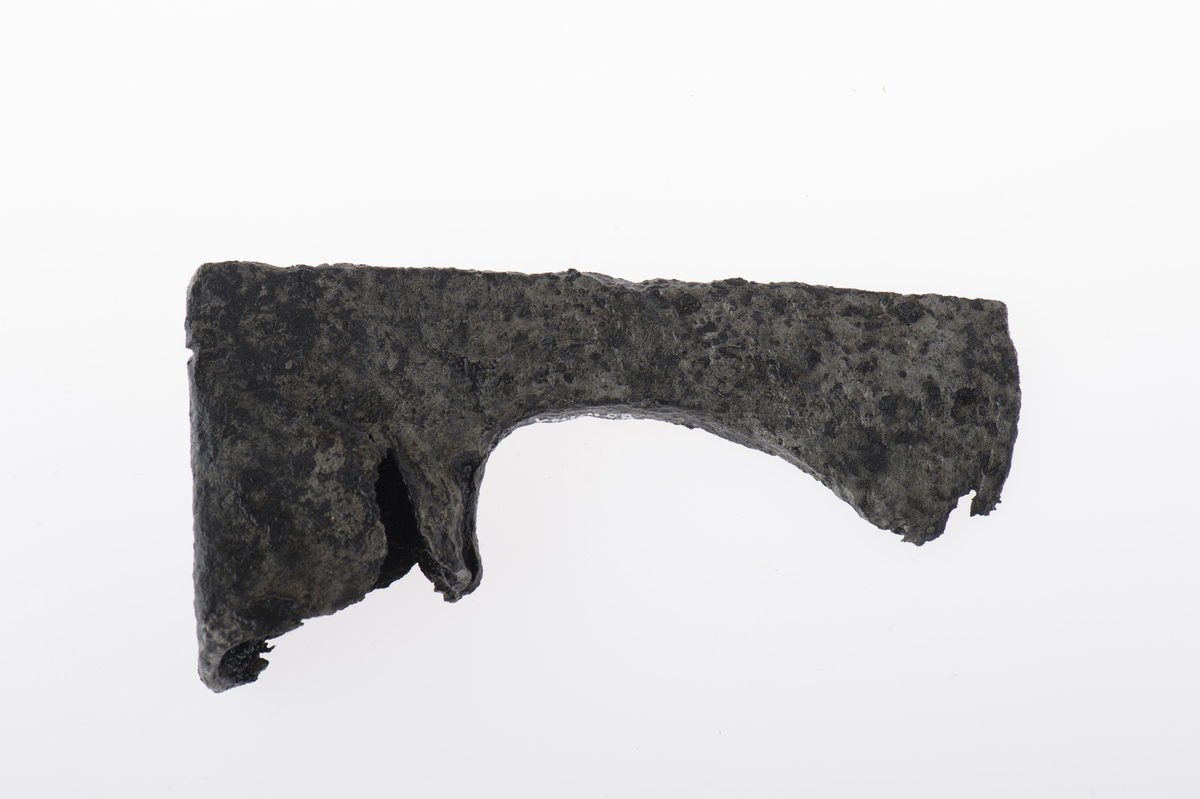 Skäggyxa. Kraftiga korrosionsskador kring skafthålet och vid eggens nederdel.