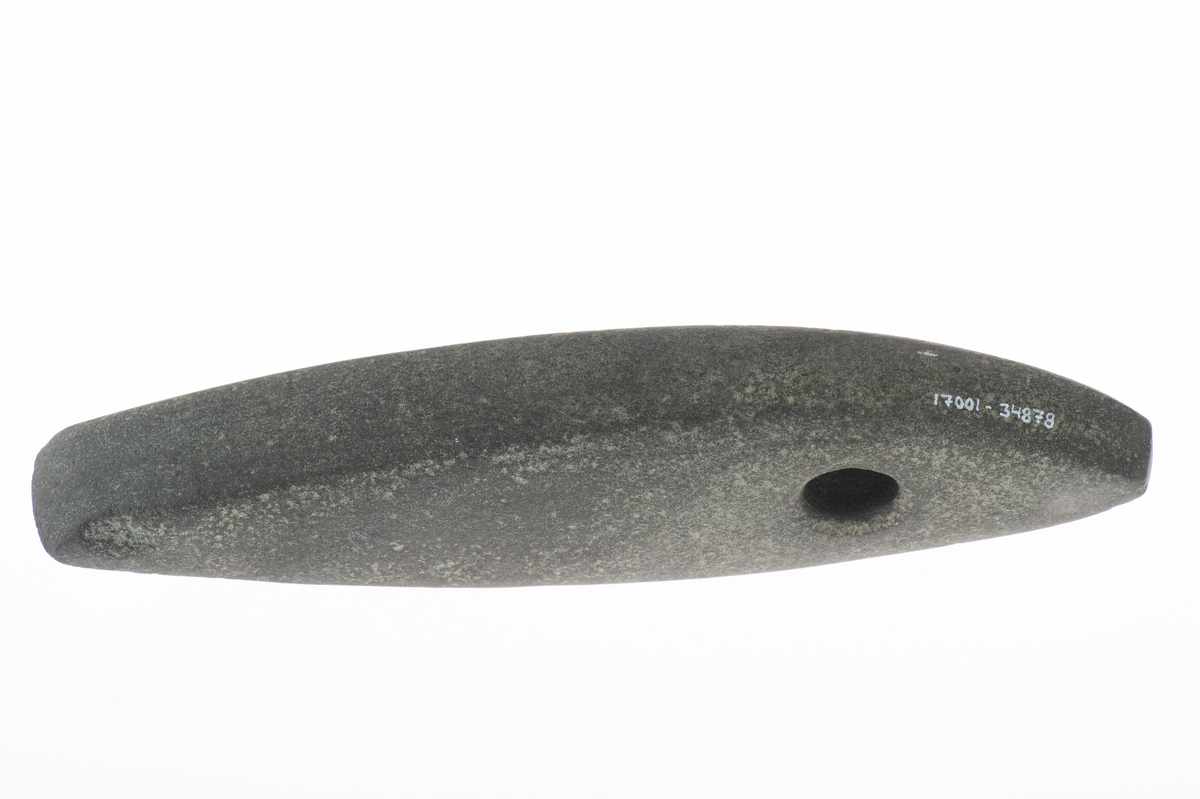 Skafthålsyxa av grönsten. Välslipad. Skafthålets diameter: 26 mm.