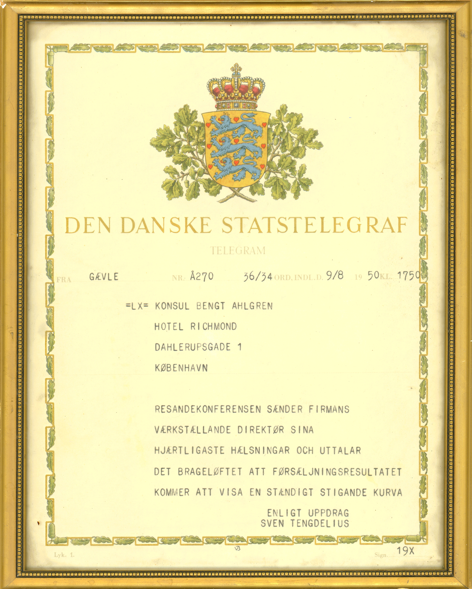 Telegram, inramade och inglasade. Samlingen innehåller 6 telegram från 1935 till 1965, skickade av A. Ahlgren till personalen, till Bengt Ahlgren samt till Ahlgrens fabrik från Norge (fadderhjälp till norska barn 1944). Alla telegram är arkiverade tillsammans av givaren i en arkivlåda märkt "TELEGRAM". Skador förekommer på de mörkbetsade träramarna.