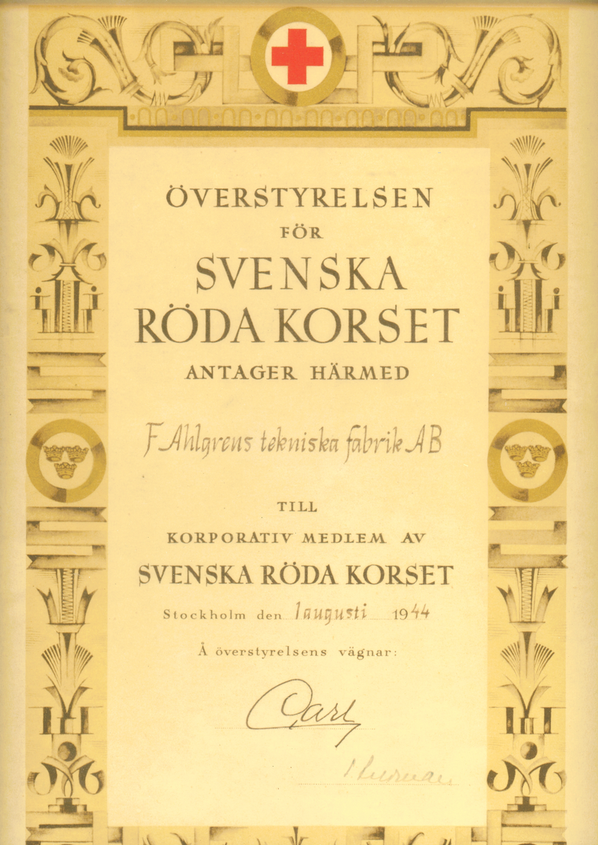 Tavlor, inramade och inglasade, från Ahlgrens Tekn. Fabrik. Samlingen innehåller 6 exemplar av diplom, telegram och tackkort som användes som väggdekorationer, utfärdade mellan 1939-1965. 
1) 1939 Hälsning med foto, tyska flotiljbesöket i Gävle. 
2) 1944 Diplom från Svenska Röda Korset. 
3) 1945 Gävle Stads förtjänstmedalj till Adolf Ahlgren. 
4) 1956 Gävle Stads försjänstmedalj till Bengt Ahlgren. 
5) 1965 Hemvärnets förtjänstplakett till Ahlgrens Tekn. Fabrik. 
6) 1965 Telegram till Bengt Ahlgren från personalen.