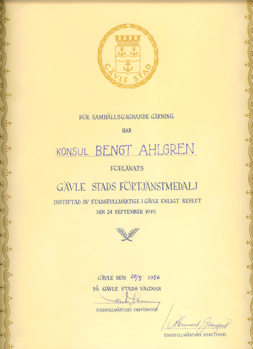 Tavlor, inramade och inglasade, från Ahlgrens Tekn. Fabrik. Samlingen innehåller 6 exemplar av diplom, telegram och tackkort som användes som väggdekorationer, utfärdade mellan 1939-1965. 
1) 1939 Hälsning med foto, tyska flotiljbesöket i Gävle. 
2) 1944 Diplom från Svenska Röda Korset. 
3) 1945 Gävle Stads förtjänstmedalj till Adolf Ahlgren. 
4) 1956 Gävle Stads försjänstmedalj till Bengt Ahlgren. 
5) 1965 Hemvärnets förtjänstplakett till Ahlgrens Tekn. Fabrik. 
6) 1965 Telegram till Bengt Ahlgren från personalen.
