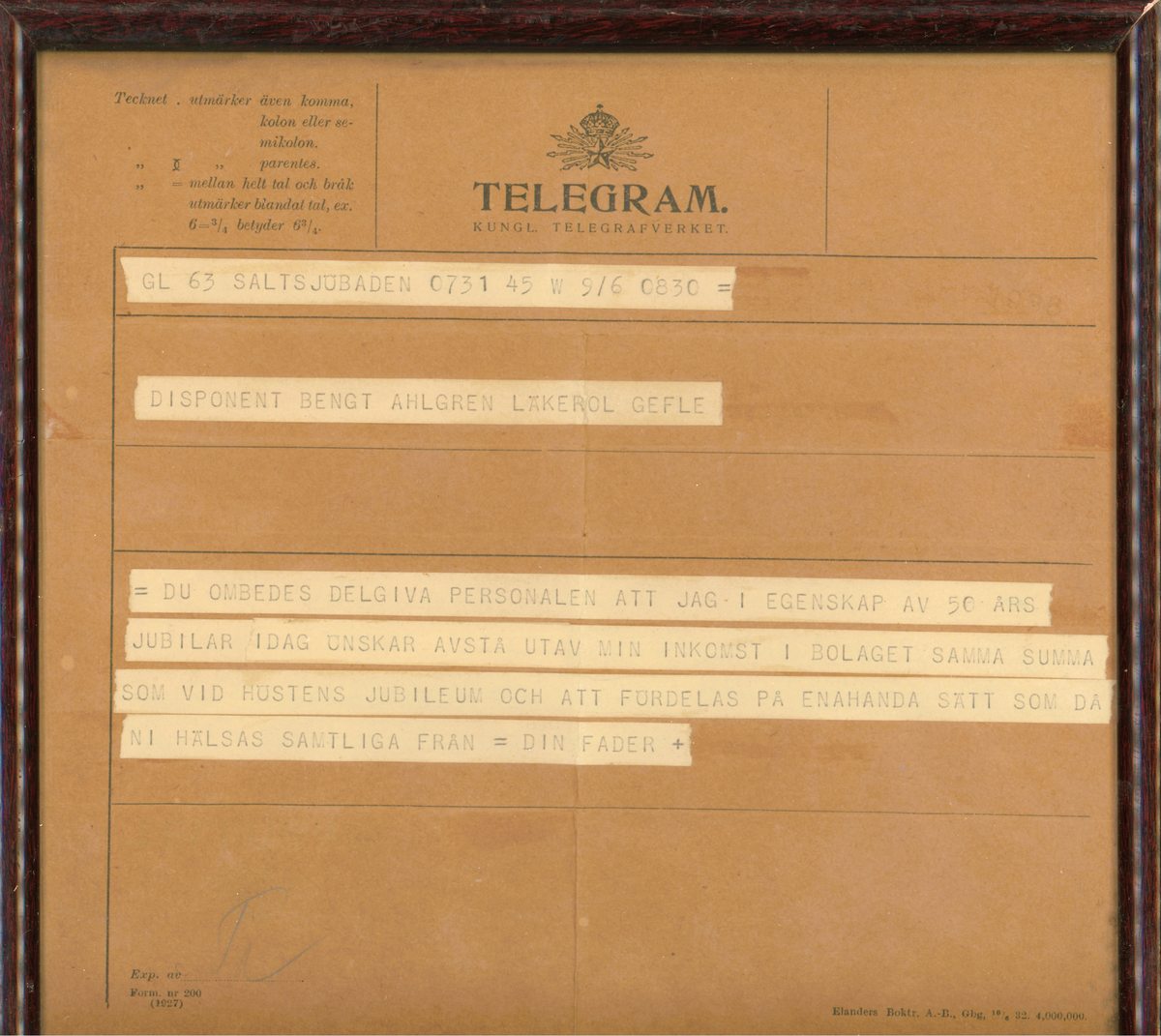 Telegram, inramade och inglasade. Samlingen innehåller 6 telegram från 1935 till 1965, skickade av A. Ahlgren till personalen, till Bengt Ahlgren samt till Ahlgrens fabrik från Norge (fadderhjälp till norska barn 1944). Alla telegram är arkiverade tillsammans av givaren i en arkivlåda märkt "TELEGRAM". Skador förekommer på de mörkbetsade träramarna.