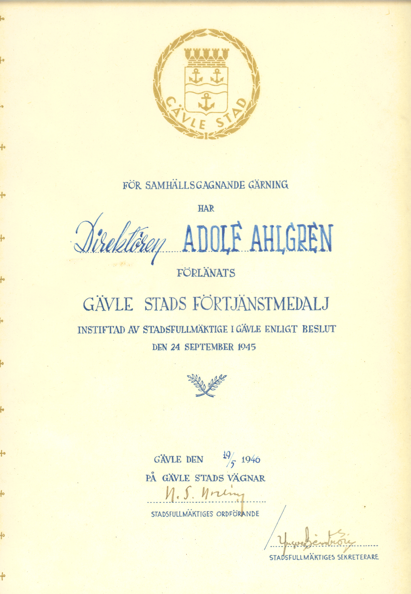 Tavlor, inramade och inglasade, från Ahlgrens Tekn. Fabrik. Samlingen innehåller 6 exemplar av diplom, telegram och tackkort som användes som väggdekorationer, utfärdade mellan 1939-1965. 
1) 1939 Hälsning med foto, tyska flotiljbesöket i Gävle. 
2) 1944 Diplom från Svenska Röda Korset. 
3) 1945 Gävle Stads förtjänstmedalj till Adolf Ahlgren. 
4) 1956 Gävle Stads försjänstmedalj till Bengt Ahlgren. 
5) 1965 Hemvärnets förtjänstplakett till Ahlgrens Tekn. Fabrik. 
6) 1965 Telegram till Bengt Ahlgren från personalen.