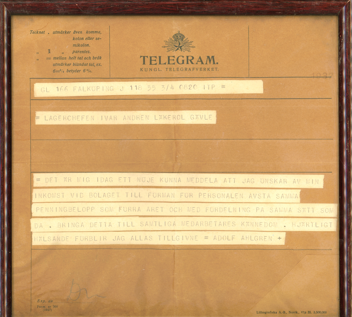 Telegram, inramade och inglasade. Samlingen innehåller 6 telegram från 1935 till 1965, skickade av A. Ahlgren till personalen, till Bengt Ahlgren samt till Ahlgrens fabrik från Norge (fadderhjälp till norska barn 1944). Alla telegram är arkiverade tillsammans av givaren i en arkivlåda märkt "TELEGRAM". Skador förekommer på de mörkbetsade träramarna.