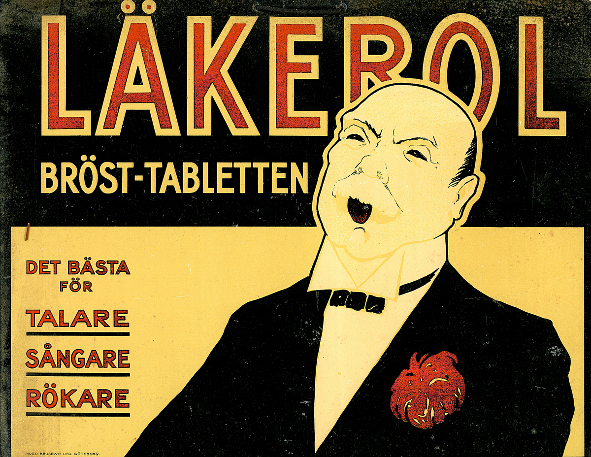 Butiksskyltar (66) av papp för Läkerol, tryckta i flera färger. Samlingen omfattar tre olika design, alla daterade av givaren till omkring 1916-1919/1920-talet:
1) "Läkerol åter till salu", 27,5x10,5, 42 exemplar. 
2) "Läkerol bröst-tabletten det bästa för talare, sångare, rökare", 22x28cm, 12 exemplar. 
3) "Läkerol gör gott-smakar gott", 32x12,5cm, 12 exemplar.