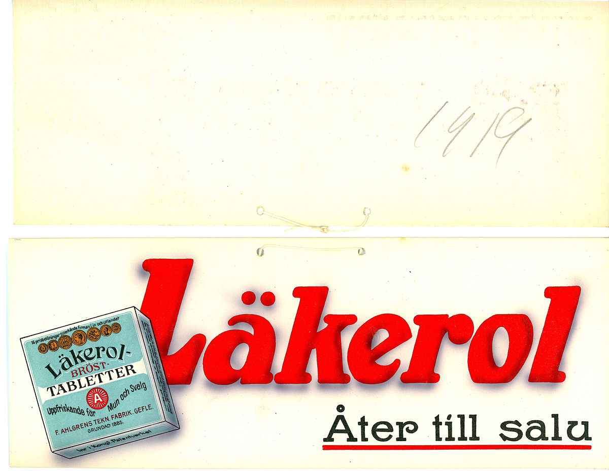 Butiksskyltar (66) av papp för Läkerol, tryckta i flera färger. Samlingen omfattar tre olika design, alla daterade av givaren till omkring 1916-1919/1920-talet:
1) "Läkerol åter till salu", 27,5x10,5, 42 exemplar. 
2) "Läkerol bröst-tabletten det bästa för talare, sångare, rökare", 22x28cm, 12 exemplar. 
3) "Läkerol gör gott-smakar gott", 32x12,5cm, 12 exemplar.