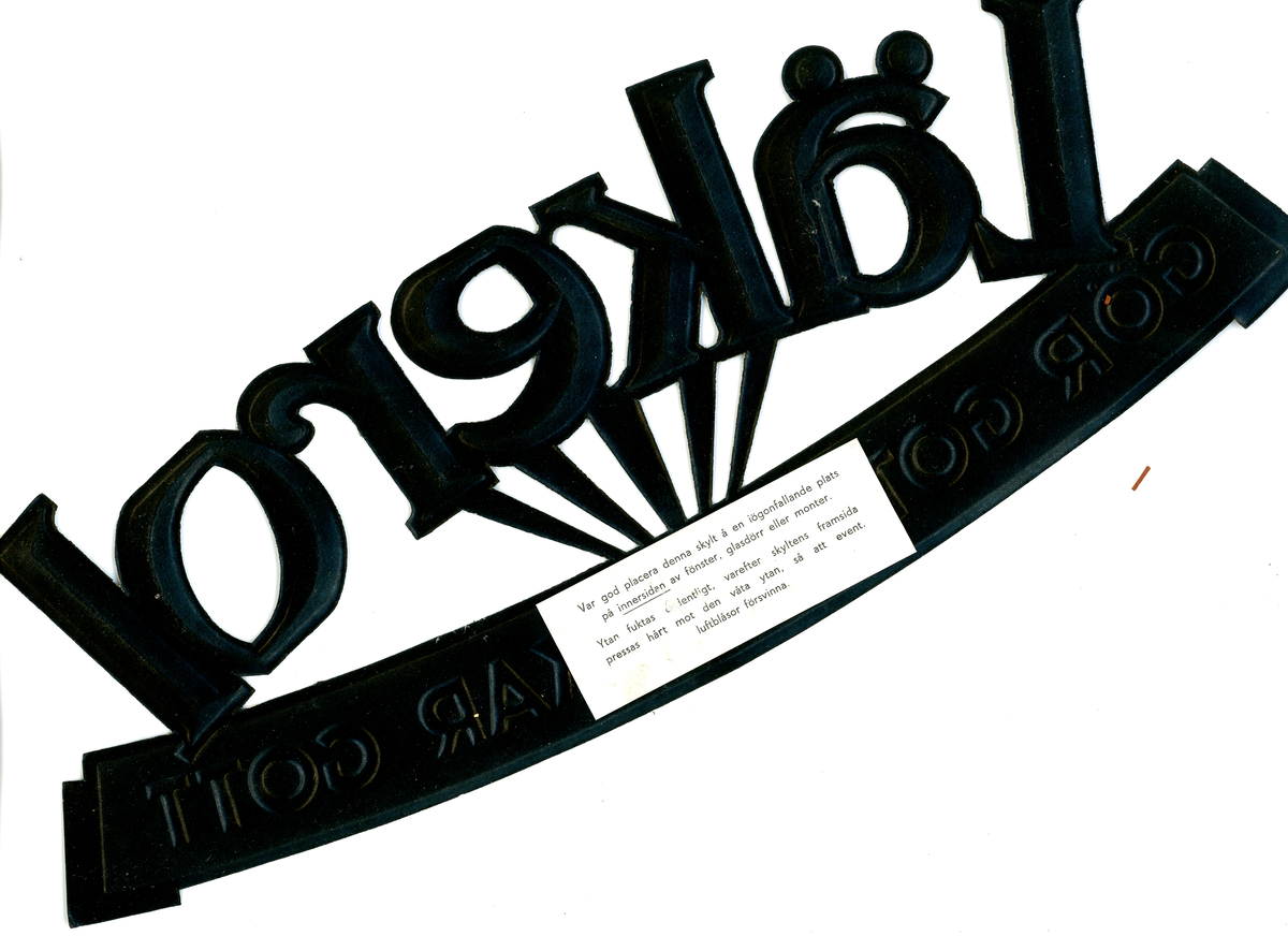 Butiksskyltar (66) av papp för Läkerol, tryckta i flera färger. Samlingen omfattar tre olika design, alla daterade av givaren till omkring 1916-1919/1920-talet:
1) "Läkerol åter till salu", 27,5x10,5, 42 exemplar. 
2) "Läkerol bröst-tabletten det bästa för talare, sångare, rökare", 22x28cm, 12 exemplar. 
3) "Läkerol gör gott-smakar gott", 32x12,5cm, 12 exemplar.