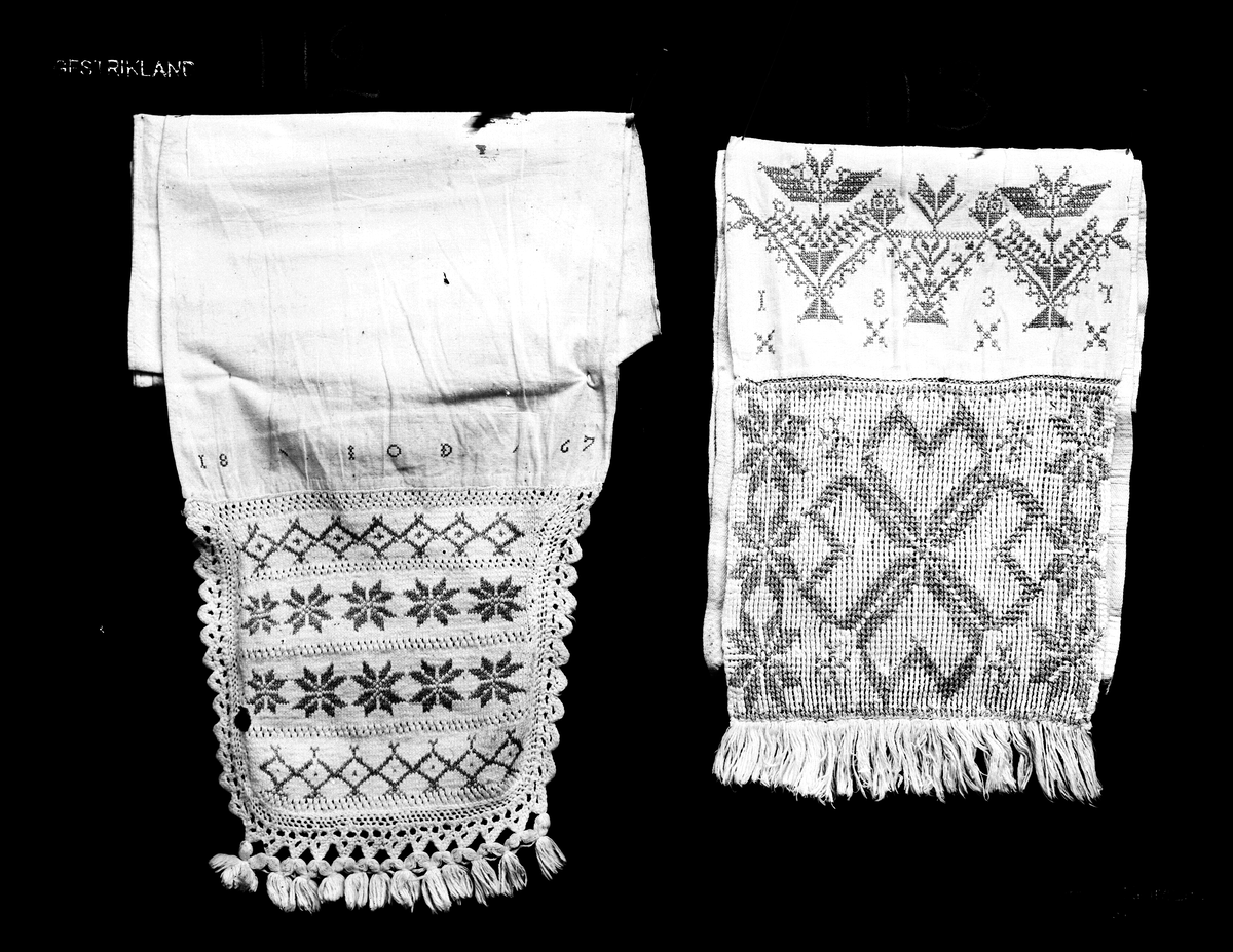 2 st handkläden.
Handkläde märkt "18 IOD 67", stickad bård med frans, (112).
Handkläde med korssömsbroderi märkt "1837", bård i dubbel utdragssöm (näversöm, gästrikenäversöm), frans, (113).
