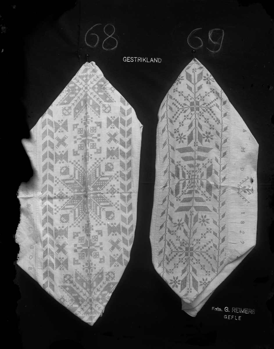 2 st långörngott med broderade örngottshuvor.
Örngottshuva, korssöm märkt "BOD 18- -" (68).
Örngottshuva, korssöm märkt "AHD 1829" (69).